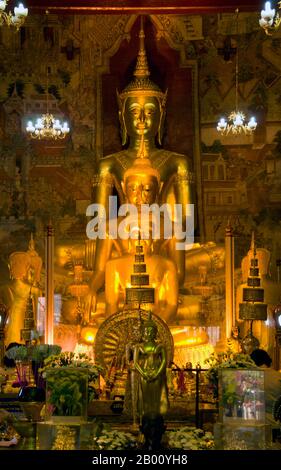 Thaïlande: Images de Bouddha dans le viharn à Wat Mahathe, Phetchaburi. Wat Mahathe est un temple bouddhiste de la fin de la période Ayutthaya. Banque D'Images