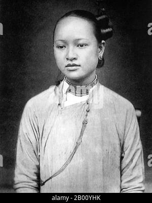 Vietnam: Femme de Saigon (début du XXe siècle). L'indépendance du Vietnam a été progressivement érodée par la France dans une série de conquêtes militaires de 1859 à 1885 quand tout le pays est devenu partie de l'Indochine française. Des changements politiques et culturels importants ont été apportés au peuple vietnamien, y compris la propagation du catholicisme romain. Lorsque l'empereur Thanh Thai, qui était opposé au régime colonial français, a été exilé en 1907, les Français ont décidé de transmettre le trône à son fils qui n'avait que sept ans, parce qu'ils pensaient que quelqu'un si jeune serait facilement influencé et contrôlé. Banque D'Images