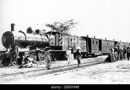 Vietnam : une locomotive à vapeur sur la ligne de chemin de fer de Danang à Hue (début du XXe siècle). Le chemin de fer nord-sud du Vietnam, part 1,726 km (1,080 miles) de Hanoi à Saigon (Ho Chi Minh ville) le long de la côte vietnamienne sur une voie de 1 m de jauge. Le chemin de fer a été construit par des colons français dans le cadre d'un réseau ferroviaire en Indochine. Il a été officiellement inauguré le 2 octobre 1936. Aujourd'hui connu sous le nom de l'Express de réunification, le chemin de fer est reconnu comme le service ferroviaire le plus lent au monde. Banque D'Images