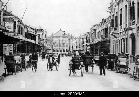 Vietnam : rue Trang Tien avec l'Opéra à la fin, Hanoï. Photo de Pierre Dieulefils (1862-1937), début du XXe siècle. Érigé par les colons français entre 1901 et 1911, l'Opéra de Hanoï est considéré comme un monument architectural colonial français typique au Vietnam. C'est une réplique à petite échelle du Palais Garnier, l'ancien des deux opéras de Paris. Banque D'Images