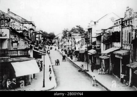 Vietnam : Hang Hom ou rue des coffres en bois, Vieux quartier, Hanoï (début du XXe siècle). Le vieux quartier, près du lac Hoan Kiem, ne comptait que 36 rues au début du XXe siècle. Chaque rue avait alors des marchands et des ménages spécialisés dans un commerce particulier, tels que des marchands de soie, des bijoux, des argentmiths, etc. La plupart des noms de rue dans le vieux quartier de Hanoi commencent 'Hang', ce qui signifie 'hop' ou 'merchant'. Les noms sont encore à ce jour et la région est populaire pour le commerce et la marchandise ainsi que pour la vie nocturne. Banque D'Images