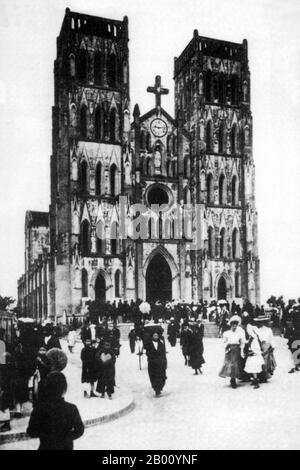 Vietnam : Cathédrale Saint-Joseph, Hanoï (début du XXe siècle). Siège de l'archidiocèse catholique romain de Hanoi, la cathédrale Saint-Joseph a été construite de manière controversée en 1886 sur le site d'une ancienne pagode un an seulement après que les Français ont pris la direction de Tonkin et d'Annam. Construite dans le style néo-gothique, la cathédrale est encore l'un des exemples les plus célèbres de l'architecture française au Vietnam. Banque D'Images