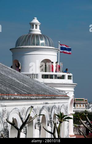 Thaïlande : complexe du palais, parc historique de Khao Wang et Phra Nakhon Khiri, Phetchaburi. Phra Nakhon Khiri est un parc historique situé sur une colline surplombant la ville de Phetchaburi. Le nom Phra Nakhon Khiri signifie Holy City Hill, mais les habitants le savent mieux que Khao Wang, ce qui signifie colline avec palais. L'ensemble du complexe a été construit comme un palais d'été par le roi Mongkut, et la construction a été achevée en 1860. Banque D'Images