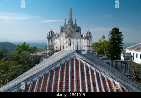 Thaïlande : complexe du palais, parc historique de Khao Wang et Phra Nakhon Khiri, Phetchaburi. Phra Nakhon Khiri est un parc historique situé sur une colline surplombant la ville de Phetchaburi. Le nom Phra Nakhon Khiri signifie Holy City Hill, mais les habitants le savent mieux que Khao Wang, ce qui signifie colline avec palais. L'ensemble du complexe a été construit comme un palais d'été par le roi Mongkut, et la construction a été achevée en 1860. Banque D'Images