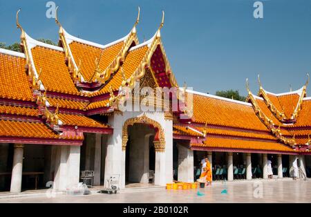 Thaïlande: Cloître centrale avec Bouddhas, Wat Benchamabophit, Bangkok. Le nom complet du temple est Wat Benchamabophit Dusitvanaram. Il est également connu sous le nom de temple de marbre. La construction du temple a commencé en 1899 à la demande du roi Chulalongkorn après la construction de son palais à proximité. Le nom du temple signifie littéralement le temple du cinquième roi situé à proximité du palais Dusit. Il a été conçu par le prince Naris, demi-frère du roi, et est construit en marbre italien. Banque D'Images