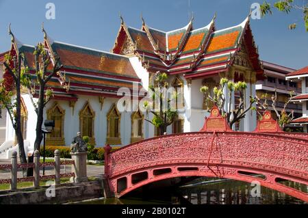 Thaïlande: Pont de fer à Wat Benchamabophit, Bangkok. Le nom complet du temple est Wat Benchamabophit Dusitvanaram. Il est également connu sous le nom de temple de marbre. La construction du temple a commencé en 1899 à la demande du roi Chulalongkorn après la construction de son palais à proximité. Le nom du temple signifie littéralement le temple du cinquième roi situé à proximité du palais Dusit. Il a été conçu par le prince Naris, demi-frère du roi, et est construit en marbre italien. Banque D'Images