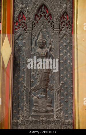 Thaïlande: Détail des portes, Wat Benchamabophit, Bangkok. Le nom complet du temple est Wat Benchamabophit Dusitvanaram. Il est également connu sous le nom de temple de marbre. La construction du temple a commencé en 1899 à la demande du roi Chulalongkorn après la construction de son palais à proximité. Le nom du temple signifie littéralement le temple du cinquième roi situé à proximité du palais Dusit. Il a été conçu par le prince Naris, demi-frère du roi, et est construit en marbre italien. Banque D'Images