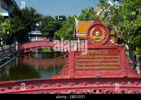 Thaïlande: Ponts de fer à Wat Benchamabophit, Bangkok. Le nom complet du temple est Wat Benchamabophit Dusitvanaram. Il est également connu sous le nom de temple de marbre. La construction du temple a commencé en 1899 à la demande du roi Chulalongkorn après la construction de son palais à proximité. Le nom du temple signifie littéralement le temple du cinquième roi situé à proximité du palais Dusit. Il a été conçu par le prince Naris, demi-frère du roi, et est construit en marbre italien. Banque D'Images