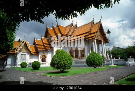 Thaïlande: Le principal viharn à Wat Benchamabophit, Bangkok. Le nom complet du temple est Wat Benchamabophit Dusitvanaram. Il est également connu sous le nom de temple de marbre. La construction du temple a commencé en 1899 à la demande du roi Chulalongkorn après la construction de son palais à proximité. Le nom du temple signifie littéralement le temple du cinquième roi situé à proximité du palais Dusit. Il a été conçu par le prince Naris, demi-frère du roi, et est construit en marbre italien. Banque D'Images