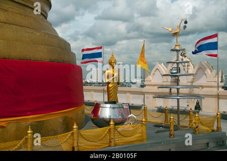 Thaïlande: Bouddha figure à côté du chedi au sommet, Wat Saket et le Mont d'Or, Bangkok. Wat Saket Ratcha Wora Maha Wihan (généralement Wat Saket) remonte à l'ère Ayutthaya, où il s'appelait Wat Sakae. Le roi Rama I (1736 - 1809) ou Bouddha Yodfa Chulaloke a rénové le temple et l'a rebaptisé Wat Saket. Le Mont d'Or (Phu Khao Thong) est une colline escarpée à l'intérieur du complexe Wat Saket. Ce n'est pas un affleurement naturel, mais une colline artificielle construite sous le règne de Rama III (1787 - 1851) ou du roi Jessadabodindra. Banque D'Images