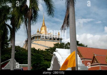 Thaïlande: Wat Saket et le Mont d'Or, Bangkok. Wat Saket Ratcha Wora Maha Wihan (généralement Wat Saket) remonte à l'ère Ayutthaya, où il s'appelait Wat Sakae. Le roi Rama I (1736 - 1809) ou Bouddha Yodfa Chulaloke a rénové le temple et l'a rebaptisé Wat Saket. Le Mont d'Or (Phu Khao Thong) est une colline escarpée à l'intérieur du complexe Wat Saket. Ce n'est pas un affleurement naturel, mais une colline artificielle construite sous le règne de Rama III (1787 - 1851) ou du roi Jessadabodindra. Banque D'Images