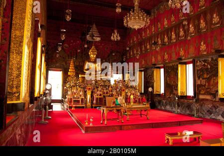 Thaïlande: Image de Bouddha dans le viharn principal, Wat Saket et le Mont d'Or, Bangkok. Wat Saket Ratcha Wora Maha Wihan (généralement Wat Saket) remonte à l'ère Ayutthaya, où il s'appelait Wat Sakae. Le roi Rama I (1736 - 1809) ou Bouddha Yodfa Chulaloke a rénové le temple et l'a rebaptisé Wat Saket. Le Mont d'Or (Phu Khao Thong) est une colline escarpée à l'intérieur du complexe Wat Saket. Ce n'est pas un affleurement naturel, mais une colline artificielle construite sous le règne de Rama III (1787 - 1851) ou du roi Jessadabodindra. Banque D'Images