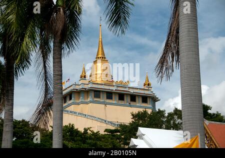 Thaïlande: Wat Saket et le Mont d'Or, Bangkok. Wat Saket Ratcha Wora Maha Wihan (généralement Wat Saket) remonte à l'ère Ayutthaya, où il s'appelait Wat Sakae. Le roi Rama I (1736 - 1809) ou Bouddha Yodfa Chulaloke a rénové le temple et l'a rebaptisé Wat Saket. Le Mont d'Or (Phu Khao Thong) est une colline escarpée à l'intérieur du complexe Wat Saket. Ce n'est pas un affleurement naturel, mais une colline artificielle construite sous le règne de Rama III (1787 - 1851) ou du roi Jessadabodindra. Banque D'Images