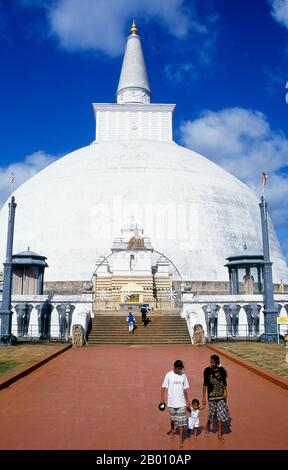 Sri Lanka : Ruvanvelisaya Dagoba, Anuradhapura. Ruvanvelisaya Dagoba a été construit par le roi Dutugemunu (r. 161 - 137 BCE). Anuradhapura est l'une des anciennes capitales du Sri Lanka et célèbre pour ses ruines bien conservées. Du 4ème siècle avant notre ère jusqu'au début du XIe siècle avant notre ère c'était la capitale. Pendant cette période, il est resté l'un des centres de pouvoir politique et de vie urbaine les plus stables et les plus durables d'Asie du Sud. La ville antique, considérée sacrée pour le monde bouddhiste, est aujourd'hui entourée de monastères couvrant une superficie de plus de seize miles carrés (40 km²). Banque D'Images