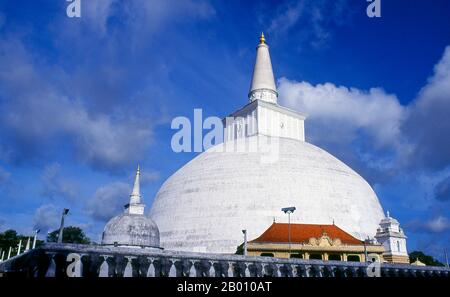 Sri Lanka : Ruvanvelisaya Dagoba, Anuradhapura. Ruvanvelisaya Dagoba a été construit par le roi Dutugemunu (r. 161 - 137 BCE). Anuradhapura est l'une des anciennes capitales du Sri Lanka et célèbre pour ses ruines bien conservées. Du 4ème siècle avant notre ère jusqu'au début du XIe siècle avant notre ère c'était la capitale. Pendant cette période, il est resté l'un des centres de pouvoir politique et de vie urbaine les plus stables et les plus durables d'Asie du Sud. La ville antique, considérée sacrée pour le monde bouddhiste, est aujourd'hui entourée de monastères couvrant une superficie de plus de seize miles carrés (40 km²). Banque D'Images