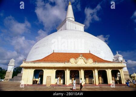 Sri Lanka : Ruvanvelisaya Dagoba, Anuradhapura. Ruvanvelisaya Dagoba a été construit par le roi Dutugemunu (r. 161 - 137 BCE). Anuradhapura est l'une des anciennes capitales du Sri Lanka et célèbre pour ses ruines bien conservées. Du 4ème siècle avant notre ère jusqu'au début du XIe siècle avant notre ère c'était la capitale. Pendant cette période, il est resté l'un des centres de pouvoir politique et de vie urbaine les plus stables et les plus durables d'Asie du Sud. La ville antique, considérée sacrée pour le monde bouddhiste, est aujourd'hui entourée de monastères couvrant une superficie de plus de seize miles carrés (40 km²). Banque D'Images