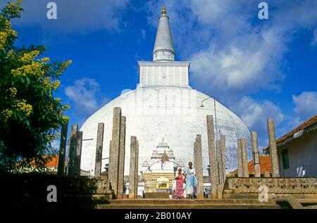 Sri Lanka : Ruvanvelisaya Dagoba, Anuradhapura. Ruvanvelisaya Dagoba a été construit par le roi Dutugemunu (r. 161 - 137 BCE). Anuradhapura est l'une des anciennes capitales du Sri Lanka et célèbre pour ses ruines bien conservées. Du 4ème siècle avant notre ère jusqu'au début du XIe siècle avant notre ère c'était la capitale. Pendant cette période, il est resté l'un des centres de pouvoir politique et de vie urbaine les plus stables et les plus durables d'Asie du Sud. La ville antique, considérée sacrée pour le monde bouddhiste, est aujourd'hui entourée de monastères couvrant une superficie de plus de seize miles carrés (40 km²). Banque D'Images