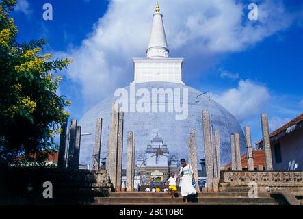 Sri Lanka : Ruvanvelisaya Dagoba, Anuradhapura. Ruvanvelisaya Dagoba a été construit par le roi Dutugemunu (r. 161 - 137 BCE). Anuradhapura est l'une des anciennes capitales du Sri Lanka et célèbre pour ses ruines bien conservées. Du 4ème siècle avant notre ère jusqu'au début du XIe siècle avant notre ère c'était la capitale. Pendant cette période, il est resté l'un des centres de pouvoir politique et de vie urbaine les plus stables et les plus durables d'Asie du Sud. La ville antique, considérée sacrée pour le monde bouddhiste, est aujourd'hui entourée de monastères couvrant une superficie de plus de seize miles carrés (40 km²). Banque D'Images