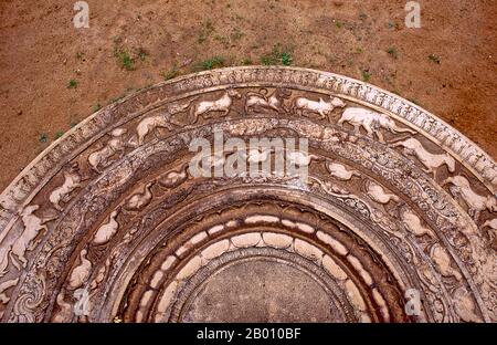 Sri Lanka : Pierre de gardien ou pierre de lune (Sandakada Pahana) au Palais de Mahasen, Anuradhapura. Sandakada pahana est une dalle en pierre semi-circulaire sculptée avec soin, généralement placée au bas des escaliers et des entrées et est une caractéristique unique de l'architecture cinghalaise de l'ancien Sri Lanka. Il symbolise le cycle de Saṃsāra dans le bouddhisme. Anuradhapura est l'une des anciennes capitales du Sri Lanka et célèbre pour ses ruines bien conservées. Du 4ème siècle avant notre ère jusqu'au début du XIe siècle avant notre ère c'était la capitale. Banque D'Images