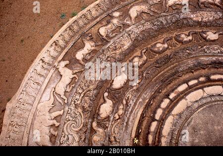 Sri Lanka : Pierre de gardien ou pierre de lune (Sandakada Pahana) au Palais de Mahasen, Anuradhapura. Sandakada pahana est une dalle en pierre semi-circulaire sculptée avec soin, généralement placée au bas des escaliers et des entrées et est une caractéristique unique de l'architecture cinghalaise de l'ancien Sri Lanka. Il symbolise le cycle de Saṃsāra dans le bouddhisme. Anuradhapura est l'une des anciennes capitales du Sri Lanka et célèbre pour ses ruines bien conservées. Du 4ème siècle avant notre ère jusqu'au début du XIe siècle avant notre ère c'était la capitale. Banque D'Images