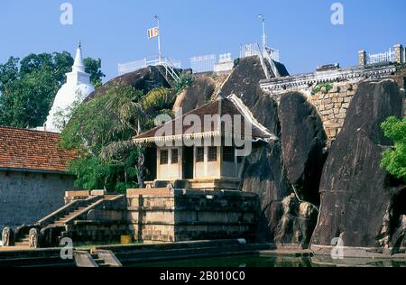 Sri Lanka : Isurumuniya Vihara, Anuradhapura. Isurumuniya Vihara est un temple de roche construit pendant le règne du roi Devanampiya Tissa (r. 307 - 267 BCE). Anuradhapura est l'une des anciennes capitales du Sri Lanka et célèbre pour ses ruines bien conservées. Du 4ème siècle avant notre ère jusqu'au début du XIe siècle avant notre ère c'était la capitale. Pendant cette période, il est resté l'un des centres de pouvoir politique et de vie urbaine les plus stables et les plus durables d'Asie du Sud. La ville antique, considérée sacrée pour le monde bouddhiste, est aujourd'hui entourée de monastères. Banque D'Images