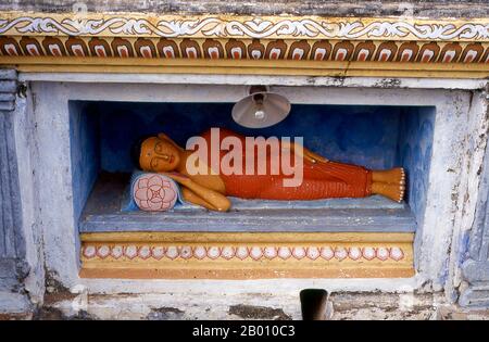 Sri Lanka : Bouddha couché, Isurumuniya Vihara, Anuradhapura. Isurumuniya Vihara est un temple de roche construit pendant le règne du roi Devanampiya Tissa (r. 307 - 267 BCE). Anuradhapura est l'une des anciennes capitales du Sri Lanka et célèbre pour ses ruines bien conservées. Du 4ème siècle avant notre ère jusqu'au début du XIe siècle avant notre ère c'était la capitale. Pendant cette période, il est resté l'un des centres de pouvoir politique et de vie urbaine les plus stables et les plus durables d'Asie du Sud. La ville antique, considérée sacrée pour le monde bouddhiste, est aujourd'hui entourée de monastères. Banque D'Images