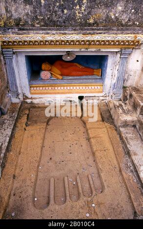 Sri Lanka : Bouddha couché et empreinte de Bouddha, Isurumuniya Vihara, Anuradhapura. Isurumuniya Vihara est un temple de roche construit pendant le règne du roi Devanampiya Tissa (r. 307 - 267 BCE). Anuradhapura est l'une des anciennes capitales du Sri Lanka et célèbre pour ses ruines bien conservées. Du 4ème siècle avant notre ère jusqu'au début du XIe siècle avant notre ère c'était la capitale. Pendant cette période, il est resté l'un des centres de pouvoir politique et de vie urbaine les plus stables et les plus durables d'Asie du Sud. La ville antique, considérée sacrée pour le monde bouddhiste, est aujourd'hui entourée de monastères. Banque D'Images