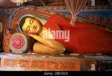 Sri Lanka : Bouddha couché, Isurumuniya Vihara, Anuradhapura. Isurumuniya Vihara est un temple de roche construit pendant le règne du roi Devanampiya Tissa (r. 307 - 267 BCE). Anuradhapura est l'une des anciennes capitales du Sri Lanka et célèbre pour ses ruines bien conservées. Du 4ème siècle avant notre ère jusqu'au début du XIe siècle avant notre ère c'était la capitale. Pendant cette période, il est resté l'un des centres de pouvoir politique et de vie urbaine les plus stables et les plus durables d'Asie du Sud. La ville antique, considérée sacrée pour le monde bouddhiste, est aujourd'hui entourée de monastères. Banque D'Images