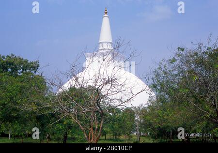 Sri Lanka : Ruvanvelisaya Dagoba, Anuradhapura. Ruvanvelisaya Dagoba a été construit par le roi Dutugemunu (r. 161 - 137 BCE). Anuradhapura est l'une des anciennes capitales du Sri Lanka et célèbre pour ses ruines bien conservées. Du 4ème siècle avant notre ère jusqu'au début du XIe siècle avant notre ère c'était la capitale. Pendant cette période, il est resté l'un des centres de pouvoir politique et de vie urbaine les plus stables et les plus durables d'Asie du Sud. La ville antique, considérée sacrée pour le monde bouddhiste, est aujourd'hui entourée de monastères couvrant une superficie de plus de seize miles carrés (40 km²). Banque D'Images