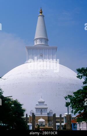 Sri Lanka : Ruvanvelisaya Dagoba, Anuradhapura. Ruvanvelisaya Dagoba a été construit par le roi Dutugemunu (r. 161 - 137 BCE). Anuradhapura est l'une des anciennes capitales du Sri Lanka et célèbre pour ses ruines bien conservées. Du 4ème siècle avant notre ère jusqu'au début du XIe siècle avant notre ère c'était la capitale. Pendant cette période, il est resté l'un des centres de pouvoir politique et de vie urbaine les plus stables et les plus durables d'Asie du Sud. La ville antique, considérée sacrée pour le monde bouddhiste, est aujourd'hui entourée de monastères couvrant une superficie de plus de seize miles carrés (40 km²). Banque D'Images