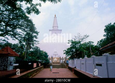 Sri Lanka : Ruvanvelisaya Dagoba, Anuradhapura. Ruvanvelisaya Dagoba a été construit par le roi Dutugemunu (r. 161 - 137 BCE). Anuradhapura est l'une des anciennes capitales du Sri Lanka et célèbre pour ses ruines bien conservées. Du 4ème siècle avant notre ère jusqu'au début du XIe siècle avant notre ère c'était la capitale. Pendant cette période, il est resté l'un des centres de pouvoir politique et de vie urbaine les plus stables et les plus durables d'Asie du Sud. La ville antique, considérée sacrée pour le monde bouddhiste, est aujourd'hui entourée de monastères couvrant une superficie de plus de seize miles carrés (40 km²). Banque D'Images