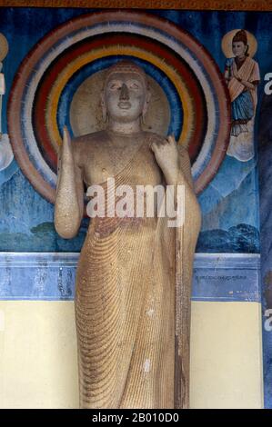 Sri Lanka : image de Bouddha, Ruvanvelisaya Dagoba, Anuradhapura. Ruvanvelisaya Dagoba a été construit par le roi Dutugemunu (r. 161 - 137 BCE). Anuradhapura est l'une des anciennes capitales du Sri Lanka et célèbre pour ses ruines bien conservées. Du 4ème siècle avant notre ère jusqu'au début du XIe siècle avant notre ère c'était la capitale. Pendant cette période, il est resté l'un des centres de pouvoir politique et de vie urbaine les plus stables et les plus durables d'Asie du Sud. La ville antique, considérée sacrée pour le monde bouddhiste, est aujourd'hui entourée de monastères couvrant une superficie de plus de seize miles carrés (40 km²). Banque D'Images