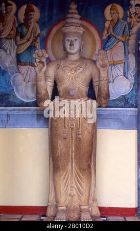 Sri Lanka : image de Bouddha, Ruvanvelisaya Dagoba, Anuradhapura. Ruvanvelisaya Dagoba a été construit par le roi Dutugemunu (r. 161 - 137 BCE). Anuradhapura est l'une des anciennes capitales du Sri Lanka et célèbre pour ses ruines bien conservées. Du 4ème siècle avant notre ère jusqu'au début du XIe siècle avant notre ère c'était la capitale. Pendant cette période, il est resté l'un des centres de pouvoir politique et de vie urbaine les plus stables et les plus durables d'Asie du Sud. La ville antique, considérée sacrée pour le monde bouddhiste, est aujourd'hui entourée de monastères couvrant une superficie de plus de seize miles carrés (40 km²). Banque D'Images