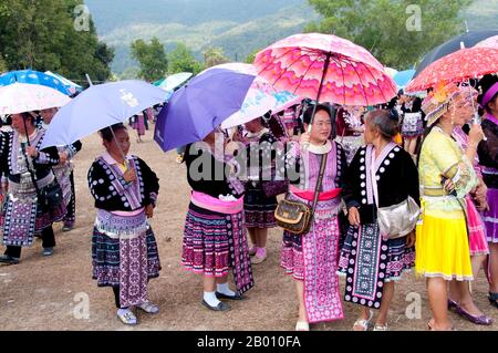 Thaïlande: Femmes habillées finement, célébrations du nouvel an de Hmong, Chiang Mai, Thaïlande du Nord. La nouvelle année Hmong a généralement lieu en novembre ou en décembre (traditionnellement à la fin de la saison de récolte). Le Hmong est un groupe ethnique asiatique des régions montagneuses de Chine, du Vietnam, du Laos et de Thaïlande. Les Hmong sont également l'un des sous-groupes de l'ethnie Miao dans le sud de la Chine. Les groupes Hmong ont commencé une migration progressive vers le sud au XVIIIe siècle en raison de troubles politiques et de trouver plus de terres arables. Banque D'Images