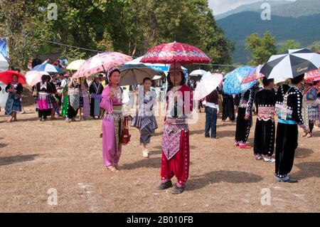 Thaïlande : un groupe finement habillé aux célébrations du nouvel an de Hmong, Chiang Mai, dans le nord de la Thaïlande. La nouvelle année Hmong a généralement lieu en novembre ou en décembre (traditionnellement à la fin de la saison de récolte). Le Hmong est un groupe ethnique asiatique des régions montagneuses de Chine, du Vietnam, du Laos et de Thaïlande. Les Hmong sont également l'un des sous-groupes de l'ethnie Miao dans le sud de la Chine. Les groupes Hmong ont commencé une migration progressive vers le sud au XVIIIe siècle en raison de troubles politiques et de trouver plus de terres arables. Banque D'Images