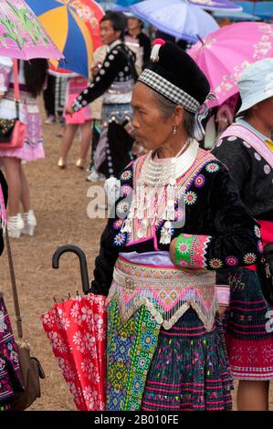 Thaïlande: Femme finement habillée, Hmong fête du nouvel an, Chiang Mai, Thaïlande du Nord. La nouvelle année Hmong a généralement lieu en novembre ou en décembre (traditionnellement à la fin de la saison de récolte). Le Hmong est un groupe ethnique asiatique des régions montagneuses de Chine, du Vietnam, du Laos et de Thaïlande. Les Hmong sont également l'un des sous-groupes de l'ethnie Miao dans le sud de la Chine. Les groupes Hmong ont commencé une migration progressive vers le sud au XVIIIe siècle en raison de troubles politiques et de trouver plus de terres arables. Banque D'Images