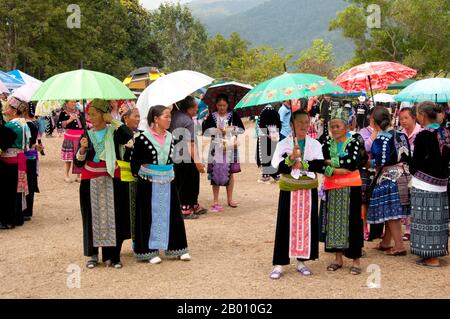 Thaïlande: Femmes habillées finement aux célébrations du nouvel an de Hmong, Chiang Mai, dans le nord de la Thaïlande. La nouvelle année Hmong a généralement lieu en novembre ou en décembre (traditionnellement à la fin de la saison de récolte). Le Hmong est un groupe ethnique asiatique des régions montagneuses de Chine, du Vietnam, du Laos et de Thaïlande. Les Hmong sont également l'un des sous-groupes de l'ethnie Miao dans le sud de la Chine. Les groupes Hmong ont commencé une migration progressive vers le sud au XVIIIe siècle en raison de troubles politiques et de trouver plus de terres arables. Banque D'Images