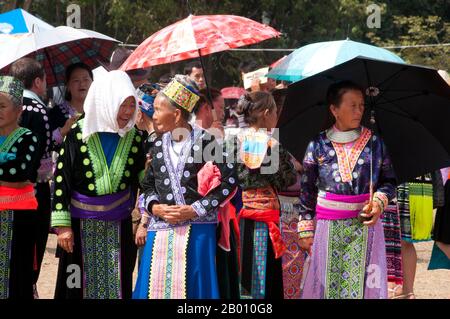 Thaïlande: Femmes habillées finement aux célébrations du nouvel an de Hmong, Chiang Mai, dans le nord de la Thaïlande. La nouvelle année Hmong a généralement lieu en novembre ou en décembre (traditionnellement à la fin de la saison de récolte). Le Hmong est un groupe ethnique asiatique des régions montagneuses de Chine, du Vietnam, du Laos et de Thaïlande. Les Hmong sont également l'un des sous-groupes de l'ethnie Miao dans le sud de la Chine. Les groupes Hmong ont commencé une migration progressive vers le sud au XVIIIe siècle en raison de troubles politiques et de trouver plus de terres arables. Banque D'Images