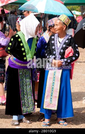 Thaïlande: Femmes habillées finement aux célébrations du nouvel an de Hmong, Chiang Mai, dans le nord de la Thaïlande. La nouvelle année Hmong a généralement lieu en novembre ou en décembre (traditionnellement à la fin de la saison de récolte). Le Hmong est un groupe ethnique asiatique des régions montagneuses de Chine, du Vietnam, du Laos et de Thaïlande. Les Hmong sont également l'un des sous-groupes de l'ethnie Miao dans le sud de la Chine. Les groupes Hmong ont commencé une migration progressive vers le sud au XVIIIe siècle en raison de troubles politiques et de trouver plus de terres arables. Banque D'Images