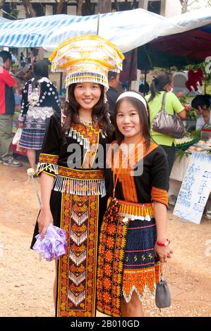 Thaïlande: Femmes habillées finement aux célébrations du nouvel an de Hmong, Chiang Mai, dans le nord de la Thaïlande. La nouvelle année Hmong a généralement lieu en novembre ou en décembre (traditionnellement à la fin de la saison de récolte). Le Hmong est un groupe ethnique asiatique des régions montagneuses de Chine, du Vietnam, du Laos et de Thaïlande. Les Hmong sont également l'un des sous-groupes de l'ethnie Miao dans le sud de la Chine. Les groupes Hmong ont commencé une migration progressive vers le sud au XVIIIe siècle en raison de troubles politiques et de trouver plus de terres arables. Banque D'Images
