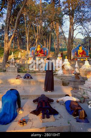 Népal: Pèlerins visitant Swayambhunath (Temple des singes), Vallée de Katmandou. La date de construction de la stupa de Svayambhunath, ses origines enracinée dans le mythe, est inconnue. Selon les inscriptions sur un ancien et endommagé comprimé de pierre à Svayambhunath, roi Vrishadeva (ca. 400 ce) a été le premier à construire un lieu de culte sur le site. Son petit-fils, le roi Manadeva I (ca. 464-505) ont peut-être fait quelques ajouts. L'invasion musulmane de 1349 n'a pas fait tout le travail de construction pieux, les guerriers musulmans maraudes démantelant chaque kafir (infidel) sanctuaire qu'ils ont trouvé. Banque D'Images