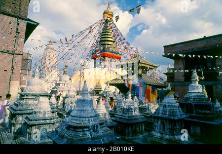 Népal: Swayambhunath (Temple des singes), Vallée de Katmandou. La date de construction de la stupa de Svayambhunath, ses origines enracinée dans le mythe, est inconnue. Selon les inscriptions sur un ancien et endommagé comprimé de pierre à Svayambhunath, roi Vrishadeva (ca. 400 ce) a été le premier à construire un lieu de culte sur le site. Son petit-fils, le roi Manadeva I (ca. 464-505) ont peut-être fait quelques ajouts. L'invasion musulmane de 1349 n'a pas fait tout le travail de construction pieux, les guerriers musulmans maraudes démantelant chaque kafir (infidel) sanctuaire qu'ils ont trouvé. Banque D'Images