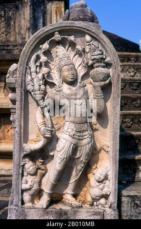 Sri Lanka: Guardstone devant le Vatadage (maison circulaire relique), Polonnaruwa. Vatadage est un type de structure bouddhiste que l'on trouve au Sri Lanka. Il est également connu sous le nom de dage, thupagara, et cetiyagara. Les Vatadages ont été construits autour de petits stupas pour leur protection, qui ont souvent consacré une relique ou ont été construits sur un sol interdit. Polonnaruwa, le deuxième plus ancien des royaumes du Sri Lanka, a été déclaré la capitale par le roi Vijayabahu I, qui a vaincu les envahisseurs de Chola en 1070 ce pour réunifier le pays sous un chef national. Banque D'Images