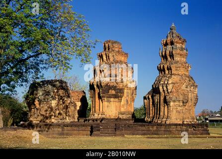 Thaïlande: Les prangs en briques de Prasat Sikhoraphum, province de Surin, nord-est de la Thaïlande. Prasat Sikhoraphum est un temple hindou khmer construit au XIIe siècle par le roi Suryavarman II (r. 1113 - 1150). Le Prasat Sikhoraphum date du début du XIIe siècle et a été magnifiquement restauré. Il se compose de cinq prangs de briques sur une plate-forme carrée de Laterite entourée d'étangs remplis de nénuphars. Le linteau et les piliers du prang central sont magnifiquement sculptés avec des filles dansantes célestes, ou apsara, et d'autres scènes de la mythologie hindoue. Banque D'Images