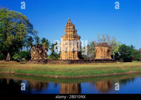 Thaïlande: Les prangs en briques de Prasat Sikhoraphum, province de Surin, nord-est de la Thaïlande. Prasat Sikhoraphum est un temple hindou khmer construit au XIIe siècle par le roi Suryavarman II (r. 1113 - 1150). Le Prasat Sikhoraphum date du début du XIIe siècle et a été magnifiquement restauré. Il se compose de cinq prangs de briques sur une plate-forme carrée de Laterite entourée d'étangs remplis de nénuphars. Le linteau et les piliers du prang central sont magnifiquement sculptés avec des filles dansantes célestes, ou apsara, et d'autres scènes de la mythologie hindoue. Banque D'Images