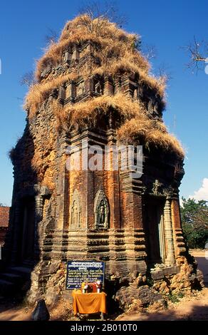 Cambodge: Tour du sanctuaire principal, temple de Lolei, complexe de Roluos, Angkor. Lolei est le temple le plus au nord du groupe Roluos de trois temples hindous de la fin du IXe siècle à Angkor. Lolei a été construit en tant que partie de la ville de Hariharalaya qui a autrefois prospéré à Roluos, et en 893 le roi khmer Yasovarman je l'ai consacré à Shiva et aux membres de la famille royale. Autrefois un temple insulaire, Lolei était situé sur une île légèrement au nord du centre dans le baray Indratataka maintenant sec, dont la construction avait presque été achevée sous le père de Yasovarman et prédécesseur Indravarman I. Banque D'Images