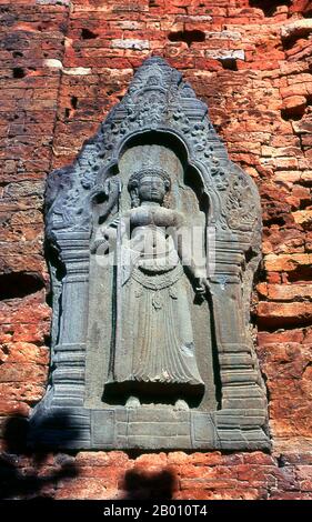 Cambodge: Devata, temple de Lolei, complexe de Roluos, Angkor. Lolei est le temple le plus au nord du groupe Roluos de trois temples hindous de la fin du IXe siècle à Angkor. Lolei a été construit en tant que partie de la ville de Hariharalaya qui a autrefois prospéré à Roluos, et en 893 le roi khmer Yasovarman je l'ai consacré à Shiva et aux membres de la famille royale. Autrefois un temple insulaire, Lolei était situé sur une île légèrement au nord du centre dans le baray Indratataka maintenant sec, dont la construction avait presque été achevée sous le père de Yasovarman et prédécesseur Indravarman I. Banque D'Images