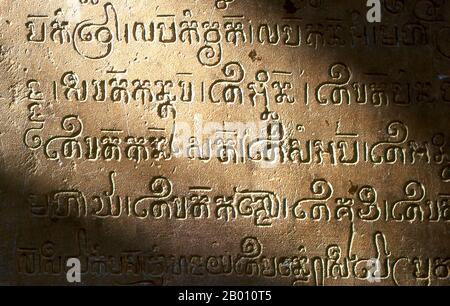 Cambodge: Script khmer dans le sanctuaire principal, temple de Lolei, complexe de Roluos, Angkor. Lolei est le temple le plus au nord du groupe Roluos de trois temples hindous de la fin du IXe siècle à Angkor. Lolei a été construit en tant que partie de la ville de Hariharalaya qui a autrefois prospéré à Roluos, et en 893 le roi khmer Yasovarman je l'ai consacré à Shiva et aux membres de la famille royale. Autrefois un temple insulaire, Lolei était situé sur une île légèrement au nord du centre dans le baray Indratataka maintenant sec, dont la construction avait presque été achevée sous le père de Yasovarman et prédécesseur Indravarman I. Banque D'Images