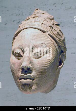 Nigeria : tête en terre cuite d'une reine Yoruba couronnée du Royaume d'IFE. Entre 700 et 900 ce, le Royaume d'Ife s'est développé comme un centre artistique majeur. La ville était une colonie de taille substantielle entre le 9e et le 12e siècles, avec des maisons avec des trottoirs de potsherd. L'IFE est connue dans le monde entier pour ses sculptures anciennes et naturalistes de bronze, de pierre et de terre cuite, qui ont atteint leur apogée d'expression artistique entre 1200 et 1400 A.D. après cette période, la production a diminué à mesure que le pouvoir politique et économique s'est déplacé vers le Royaume voisin du Bénin qui, comme le royaume Yoruba d'Oyo, Banque D'Images