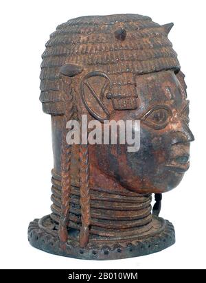 Nigeria : tête en bronze d'une reine, Royaume du Bénin, XVIe-XVIIIe siècles. L'Empire du Bénin (1440–1897) était un État africain précolonial dans ce qui est maintenant le Nigeria moderne. Il ne faut pas la confondre avec le pays moderne appelé Bénin (anciennement appelé Dahomey). Banque D'Images